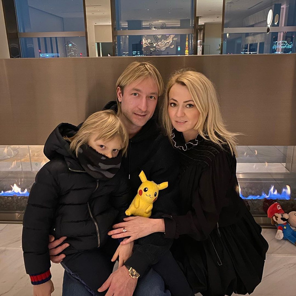 Евгений Плющенко и Яна Рудковская с сыном Евгений Плющенко и Яна Рудковская с сыном