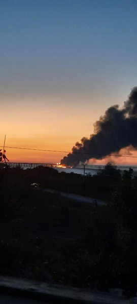 Крымский мост объят огнем и черным дымом