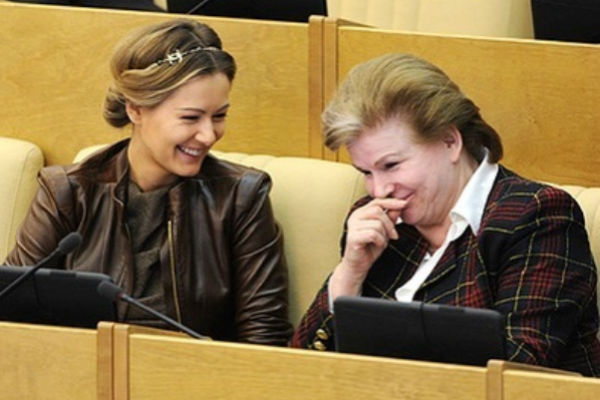 Мария Кожевникова с Валентиной Терешковой на заседании Госдумы