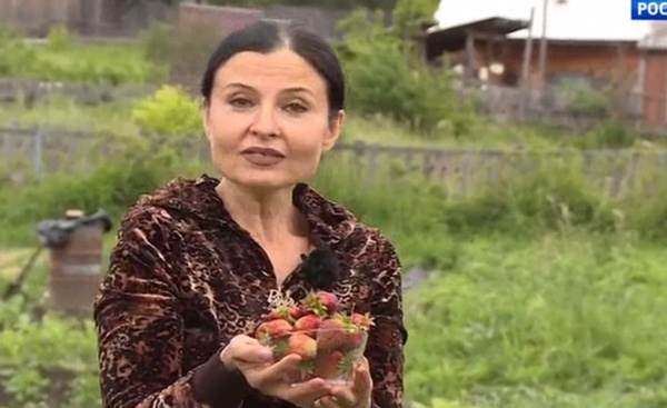 Владимирская занимается садом и огородом в деревне 