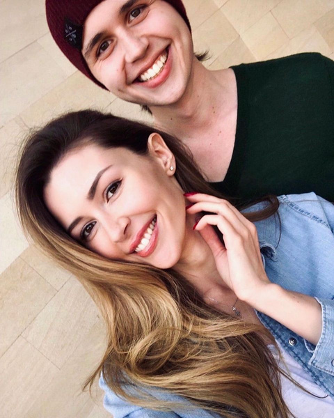 Анна показала брата Майкла Анна показала брата Майкла