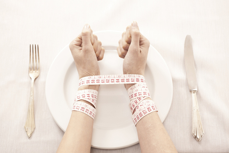 Больным анорексией постоянно кажется, что они недостаточно худые