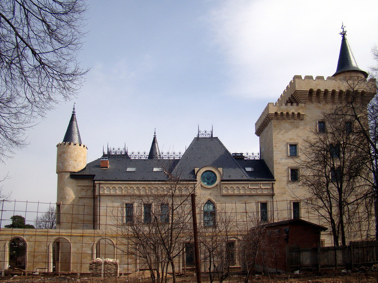 Алла Пугачева срочно продает свой замок в деревне Грязь за миллиард