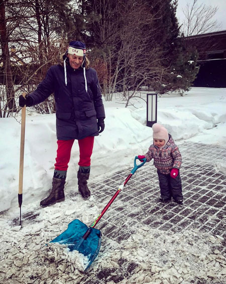 Дмитрий Песков убирает снег с дочерью Надеждой