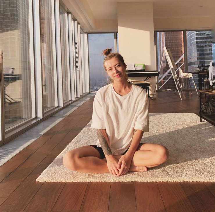 Новости: Переехавшая за границу Саша Митрошина показала интерьер своей новой квартиры в Дубае – фото №1