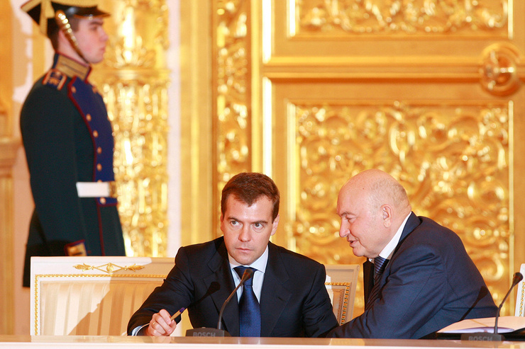 Дмитрий Медведев отправил Лужкова в отставку