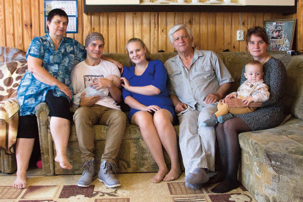 Родители с обеих сторон помогают новоиспеченной семье. На одном ребенке ребята останавливаться не собираются Родители с обеих сторон помогают новоиспеченной семье. На одном ребенке ребята останавливаться не собираются