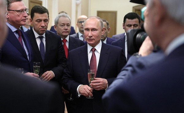 Владимир Путин на встрече с действующими и бывшими главами регионов