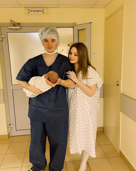 Арсений Шульгин с женой и ребенком 