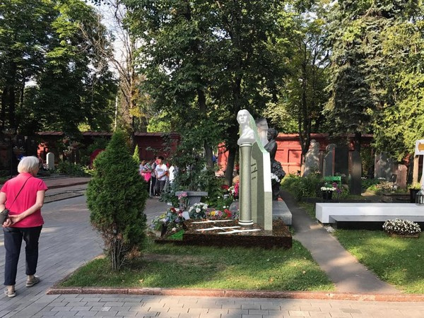 Студия «Монарх» принимала участие в создании монумента Льву Дурову. Эксперты решили сделать особенный памятник Самойловой, поэтому остановились на хрустале 