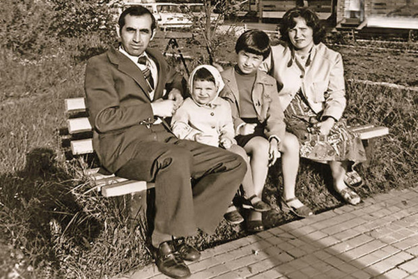 Светлана Зейналова с родителями и старшей сестрой Ирадой Светлана Зейналова с родителями и старшей сестрой Ирадой