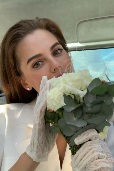 Дарья Клюкина с букетом роз