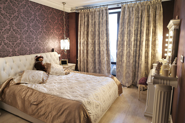 Спальня оформлена в венецианском стиле: характерный узор обоев, портьер и покрывала, а также светильник в духе палаццо
