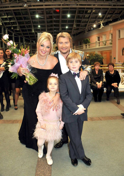 В последнее время у певца практически нет возможности общаться с Ильей и Людмилой.  Раньше она часто брала детей на свои концерты и другие мероприятия.