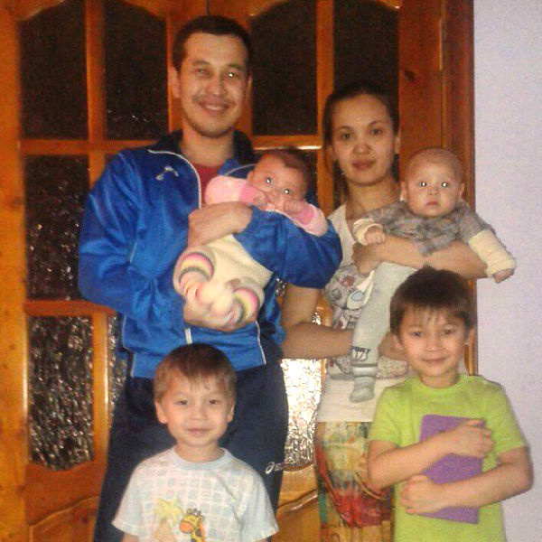 Данияр Алимбаев с семьей