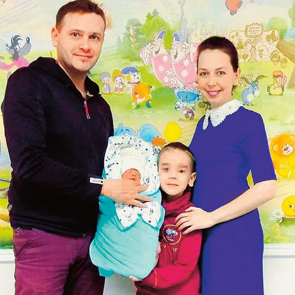Антон с женой и сыновьями Львом и Максимом живет в Дзержинске