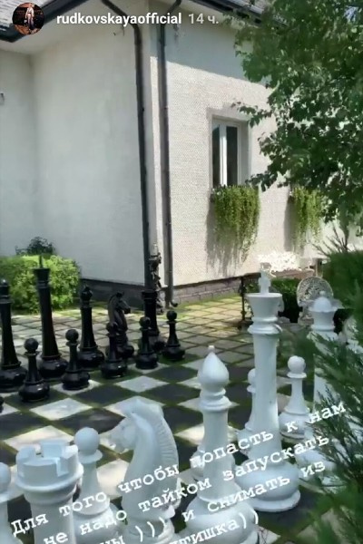 Участок украшает шахматный городок