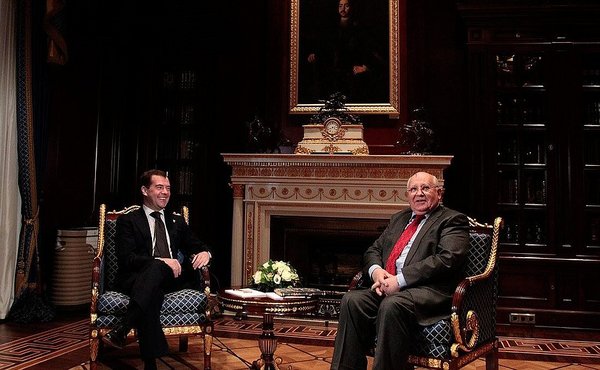 Дмитрий Медведев поздравляет Михаила Горбачева с 80-летием