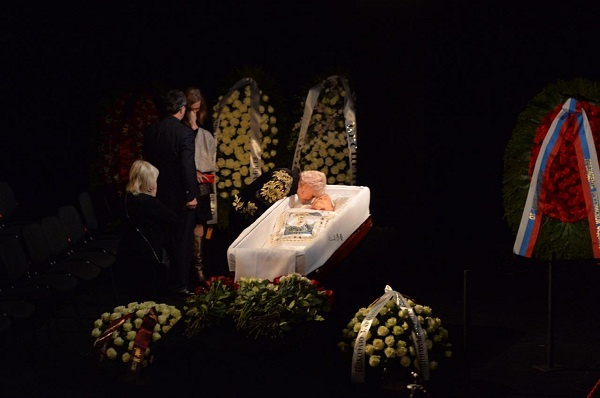 Присутствующие подходят к гробу с телом актера