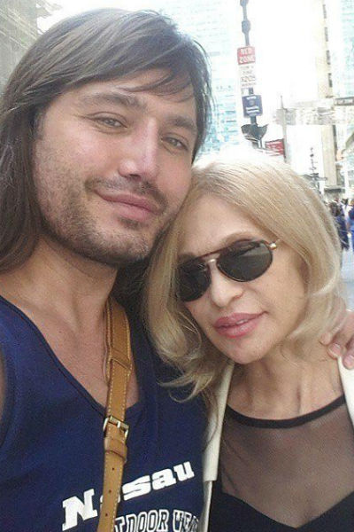 Рустам Солнцев с мамой Рустам Солнцев с мамой