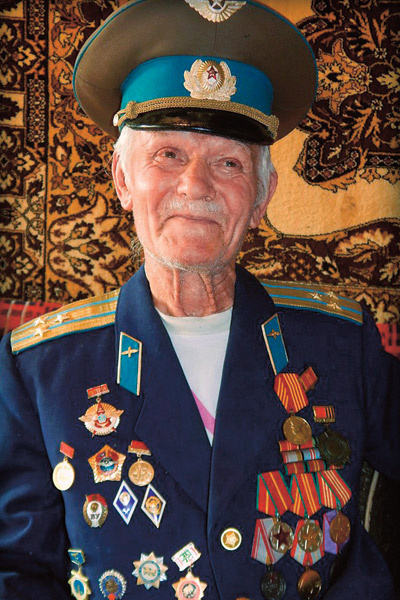 76-летний Петр Иванович с трудом передвигается по квартире