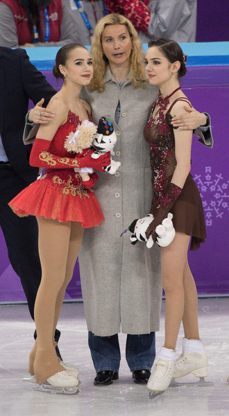 Этери Тутберидзе воспитала многих чемпионок. На фото с Алиной Загитовой и Евгенией Медведевой