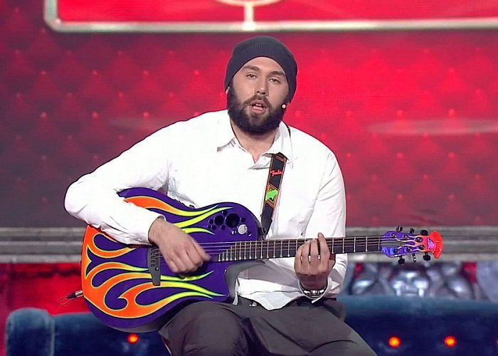 Cлепаков более 15 лет выступает с юмористическими песнями