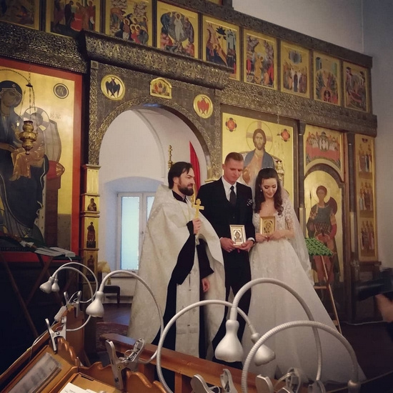 Дмитрий и Анастасия принесли друг другу клятвы верности в храме Дмитрий и Анастасия принесли друг другу клятвы верности в храме