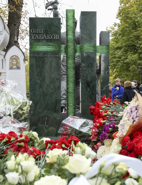 Могила артиста усыпана цветами Могила артиста усыпана цветами