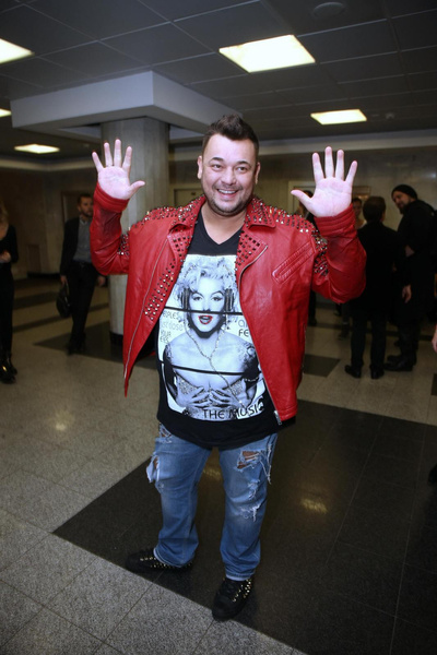 Сейчас Сергей выступает один