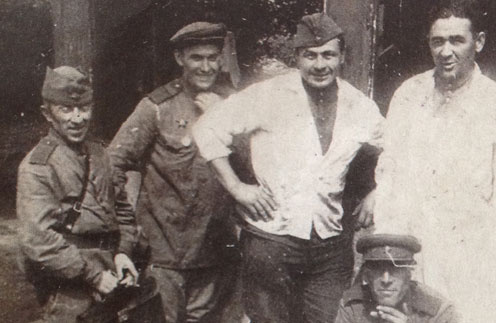 Дед Камиля Ларина (второй справа) кормил на войне и солдат, и генералов Дед Камиля Ларина (второй справа) кормил на войне и солдат, и генералов