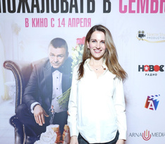 Женя Малахова вышла в свет после родов, Аристарх Венес оголил торс: звезды на премьере «Добро пожаловать в семью»