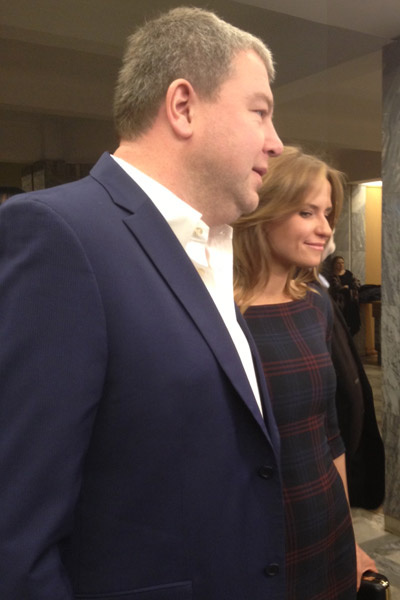 Актер Александр Робак со спутницей Актер Александр Робак со спутницей
