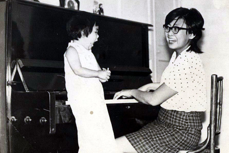 Мама играла маленькой Аните на фортепиано и знакомила ее с классической музыкой