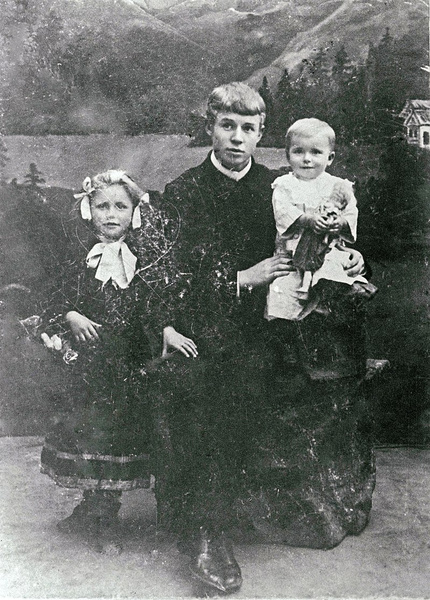 У Есенина было две младших сестры: Екатерина и Александра
