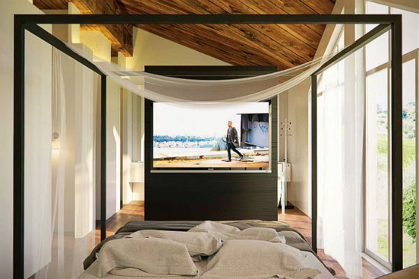 Спальня разделена тумбой с телевизором