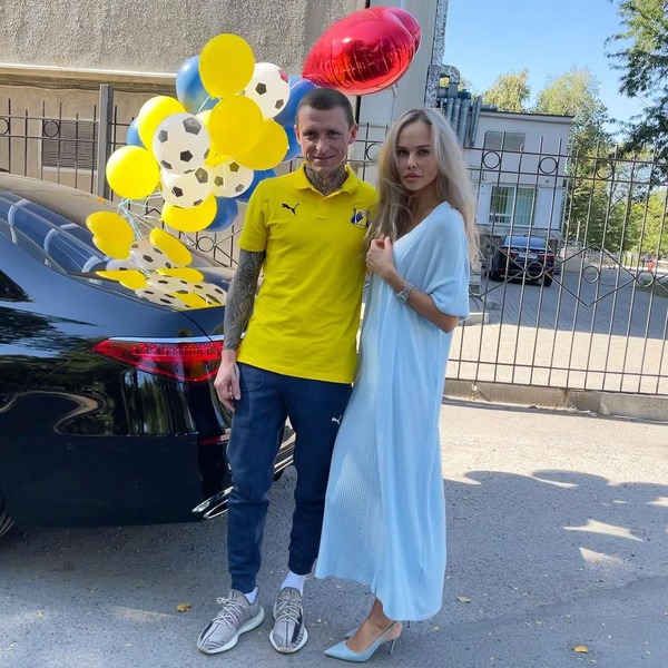 Футболист встречается с подругой Аланы Футболист встречается с подругой Аланы